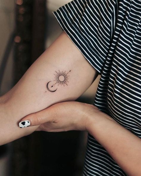 Tattoo Ideas For Women Minimalist, Simple Star Tattoo, Small Sun Tattoo, Sun And Moon Tattoo Ideas, Moon Tattoo Ideas, Tattoo Sonne, Sun And Moon Tattoo, Sun Tattoo Designs, Ankle Tattoos For Women