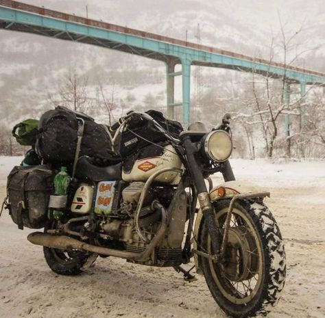 Moto Guzzi v7 Snow Motorcycle, Adventure Bike Motorcycles, Moto Guzzi V7, Cb 450, Adventure Motorcycle, Motorcycle Camping, Old Motorcycles, Motorcycle Travel, Custom Bike