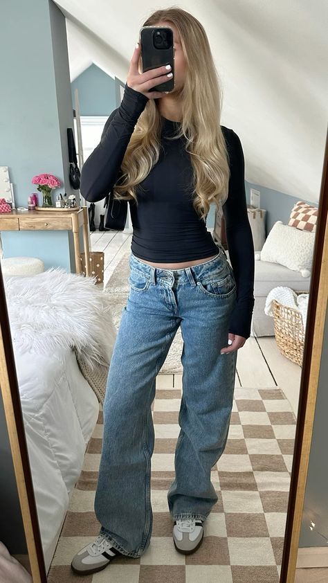 Fancy Simple Outfits, Navy Blue Top Outfit With Jeans, Dark Wash Jeans Outfit Aesthetic, Basic Going Out Outfit, Mid Waist Jeans Outfit, Basic Y2k Outfits, Midsize Hourglass Outfits, Lowrise Jeans Outfit, September Fits