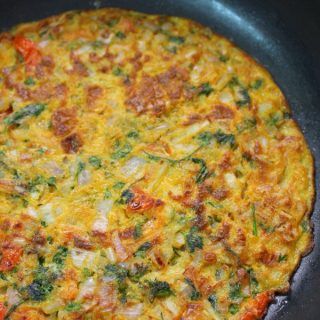 masala omelette indian breakfast recipe Indian Omelette Recipe, Healthy Breakfast Recipes Indian, Masala Omelette, Omelette Healthy, Egg Omelette Recipe, Egg Recipes Indian, Chicken Masala Recipe, Omlet Recipes, Omelette Recipe Easy