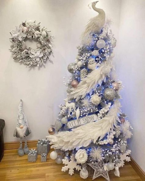 Peacock Christmas Decorations, Peacock Christmas Tree, Glam Christmas Tree, Christmas Tree Inspo, Blue And White Christmas, Christmas Tree Decorated, Peacock Christmas, Christmas Tree Decorating Themes, Glam Christmas