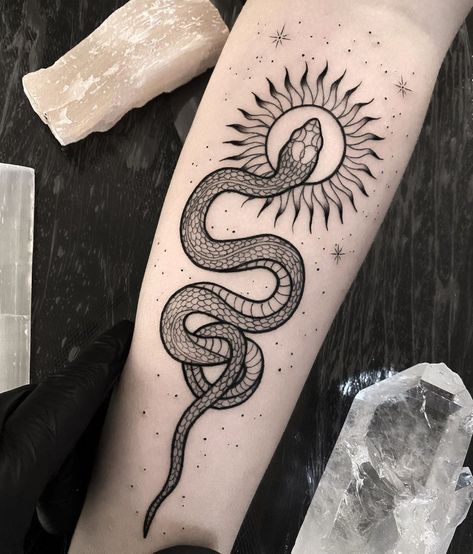 @mahadevil shared a photo on Instagram: “Pronto! Essa é a Serpente Cósmica da @luizaparente ✨🐍☀️ Gratidão pela confiança, primeira tattoo grande de muitas da Luiza. A serpente…” • Oct 4, 2020 at 12:23pm UTC Kundalini Snake Tattoo, North Star Tattoos, Gemini Tattoo Designs, Cobra Tattoo, Tattoo Snake, Gemini Tattoo, Snake Tattoo Design, Inspiration Tattoos, Different Tattoos