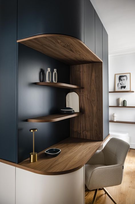 Après : « au recto » du meuble de l’entrée, un bureau pour télétravailler confortablement. Bathroom Mirror Design, Mini Office, Desks For Small Spaces, Interior Design Boards, Living Room Design Inspiration, Wardrobe Cabinets, Bureau Design, Rack Design, La Face