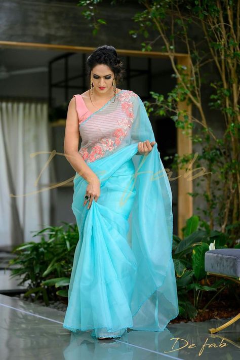 Saree Color Combinations, Saree Model, Draping Ideas, Stylish Saree, Indian Bridal Sarees, Saree Fashion, Anarkali Dress Pattern, Beautiful Sarees, Saree Poses