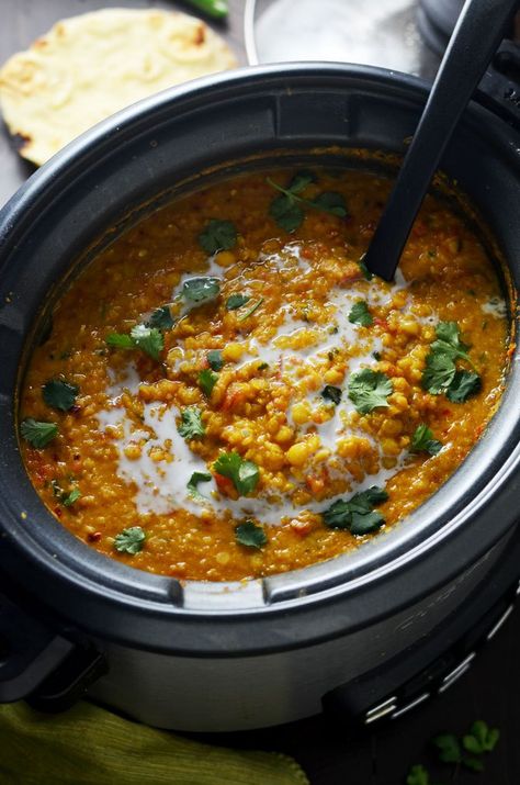 Slow Cooker Indian-Spiced Lentils. This crock pot dahl recipe is hearty, heavily spiced, and ultra-comforting. It doesn't require any crazy techniques, but winds up so flavorful! | hostthetoast.com Dahl Recipe, Indian Lentils, Spiced Lentils, Recipe Indian, Happy Kitchen, Vegan Eats, Lentil Recipes, Unsweetened Coconut, Idee Pasto Sano