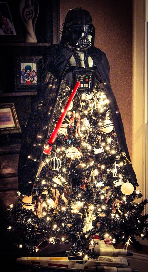 Darth Vader Star Wars Christmas Tree Darth Vader Christmas Tree, Christmas Tree Ideas Themed, Star Wars Christmas Tree, Darth Vader Christmas, Amazing Christmas Trees, Disney Christmas Decorations, Themed Christmas Tree, Funny Christmas Tree, Disney Christmas Tree