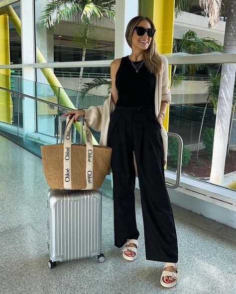 Aline | Lifestyle on Instagram: "✈️🌴 My first time visiting Punta Cana. I am so excited and happy with the invite @margaritavilleircapcana I can’t wait to show everything with you guys. I will be posting a lot on my stories. . This airport outfit is stylish and so comfortable 🙌🏻 I am obsessed with these pants and these slides. Everything fits true to size, I have links in my bio and stories. I have also linked in my LTK shop ( @ alinelowry) . Muito animada para visitar Punta Cana pela primeir Comfy Airport Outfit Summer, Trendy Airport Outfits, Ootd Airport, Airport Outfit Classy, Travel Outfit Plane Cold To Warm, Airport Ootd, Casual Airport Outfit, Airport Outfit Comfy, Cute Airport Outfit