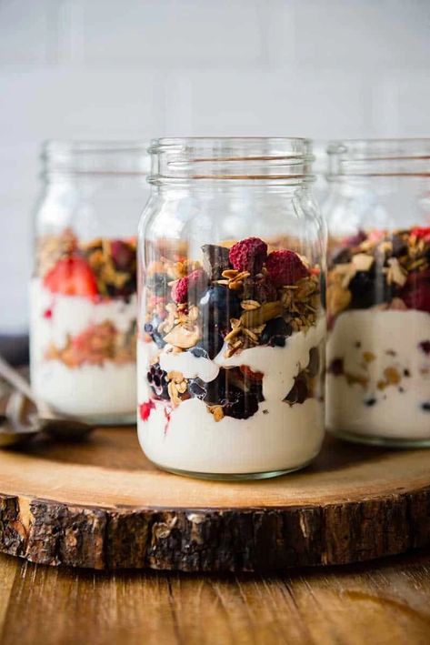 The Best Vegan Yogurt - A Whole Food, Plant Based Yogurt Recipe Parfait Toppings, Vegan Yogurt Recipe, Yogurt Starter, Switchel Recipe, Freezer Smoothies, Coconut Milk Yogurt, Almond Milk Yogurt, Yogurt Granola, Plant Based Yogurt