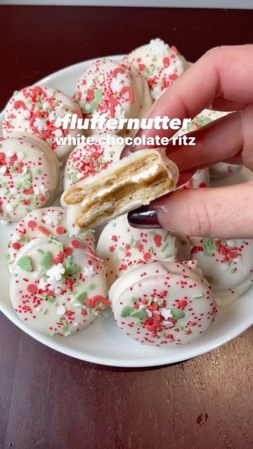 Erin Antoniak on Instagram: "FLUFFERNUTTER WHITE CHOCOLATE RITZ! 🥰🥜 * 56 ritz crackers * 1 cup peanut butter * 1 cup fluff marshmallow * 16oz white chocolate * holiday sprinkles 1. Lay all ritz crackers round side down on baking sheet. 2. To 28 crackers, add 1 tsp peanut butter. To the other 28 crackers, add 1 tsp fluff. Press crackers together so that they are tight but not oozing out. 3. Melt white chocolate at half power in microwave, stirring every 30 seconds. 4. Once melted, dunk cracker sandwiches into chocolate, tossing to coat completely. Use a fork to transfer from bowl to parchment lined baking sheet. 5. Sprinkle with holiday sprinkles. Refrigerate until harden or let set on counter. Store at room temp. #ritz #chocolateritz #holidaycookies #christmascookies #cookietime #christm White Chocolate Covered Ritz Crackers, White Chocolate Ritz Crackers, Peanut Butter Ritz Crackers White Chocolate, Peanut Butter Ritz Crackers Chocolate, Ritz Cracker Candy Holidays, Holiday Sprinkles, Melting White Chocolate, Cookie Time, Ritz Crackers