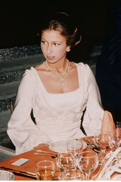 Princess Anne 1973 - HarpersBAZAAR (c) Getty Princesa Anne, Princesa Real, Rainha Elizabeth Ii, Royal Family England, British Royal Families, Elisabeth Ii, Princess Dress Up, Princess Anna, Royal Queen