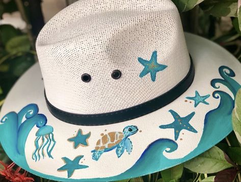 Hat Paintings Ideas, Bucket Hat Painting, Painting Hats, Bucket Hat Beach, Painted Clothes Diy, Sewing Hats, Hand Painted Denim Jacket, Felt Cowboy Hats, Painted Hats