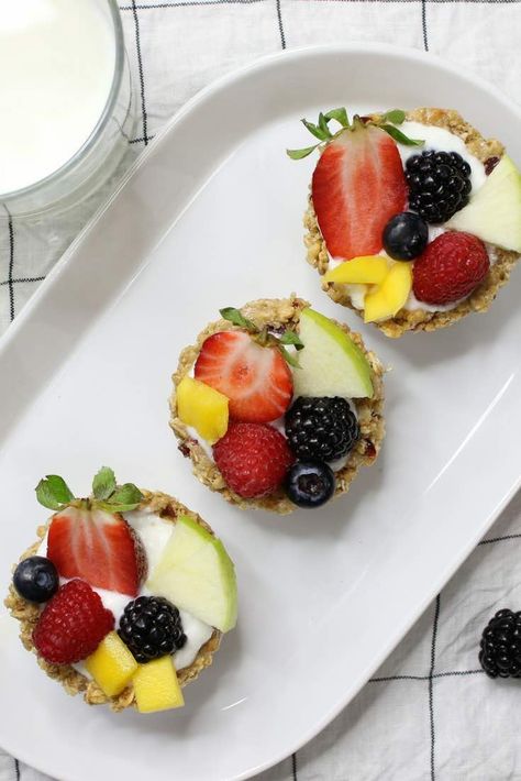 Granola Breakfast Cups with Yogurt and Fruits – the easiest wholesome and beautiful breakfast granola cups made with only 3 ingredients: granola, butter and mini marshmallows. You can customize your favorite fillings and toppings such as yogurt and fruits in the crunchy granola crust! No bake. Quick and easy video recipe. | Tipbuzz.com Granola Cups With Yogurt, No Bake Breakfast, Breakfast Granola Cups, Granola Crust, Boxing Party, Xmas Brunch, Granola Butter, Granola Cups, Bake Breakfast