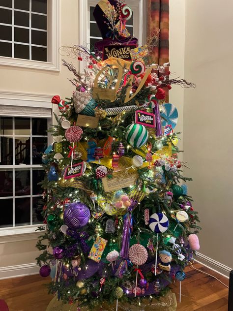 Charlie And The Chocolate Factory Christmas Tree, Wonka Christmas Decorations, Willy Wonka Tree, Willy Wonka Christmas Decorations, Willy Wonka Christmas Tree, Wonka Christmas Tree, Christmas Tree Contest Ideas, Wonka Christmas, Grinchmas Tree