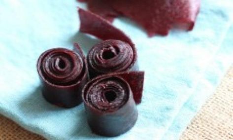 Making fruit leather at home is a great way to use up seasonal fruit. This plum and cinnamon fruit leathers are full of energy and colour and great for lunchboxes. Strawberry Fruit Leather, Fermented Fruit, Homemade Fruit Leather, Fruit Leather Recipe, Kitchen Science, Roll Ups Recipes, Fresh Fruit Recipes, Fruit Leather, Fruit Roll