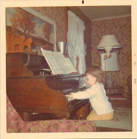 Girl Playing Piano, Retro Living Room, Adorable Babies, Playing Piano, Retro Photo, Old Photographs, Vintage Life, The Piano, Old Vintage