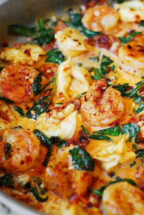 Tortellini with Shrimp and Veggies. Could also use chicken Tortellini With Shrimp, Shrimp Tortellini, Julia's Album, Shrimp And Spinach, Shrimp And Veggies, Creamy Tortellini, Easy Pasta Dinner, Tortellini Recipes, Asam Jawa