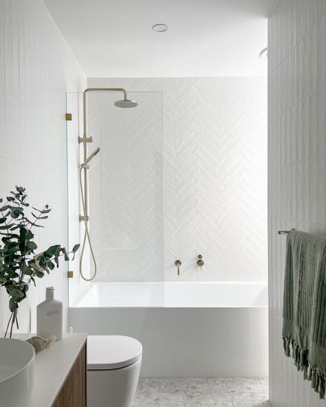 Herringbone subways are such a modern classic. Our Newport matte tiles in 75x300 are the perfect tile to make the pattern. I also love them with the matching colour grout, it doesn’t make the tiles stand out too much. Sooo beautiful ❤️ Freestanding Tub With Shower Head, Modern Shower Over Bath, Shower Over Bath Ideas Modern, Tiny Bathroom With Bath, Bath Shower Combo Ideas Small Bathroom, Bath Next To Shower Layout, Bathroom With Bathtub Ideas, Bordeaux Bathroom, Tile Tub Shower Combo