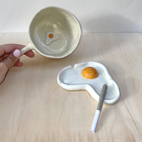 marianna on Twitter: "made an egg mug to go with the egg ashtray and called it the wake and bake set 😎… " Egg Ashtray, Makers Studio, Egg Mug, Creative Juice, Wake And Bake, Baking Clay, Ceramic Ideas, Nice Art, Baking Set