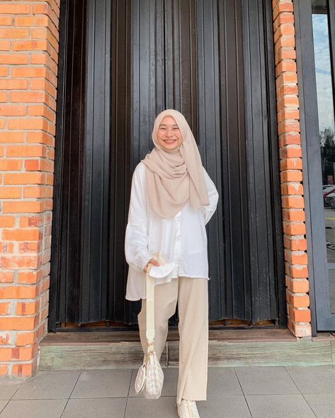 Cropped Outfits, Hijabista Fashion, Aesthetic Cafe, Modern Hijab Fashion, Muslim Outfits Casual, Muslim Fashion Hijab Outfits, Hijab Style Casual, Fashion Top Outfits, Hijabi Style