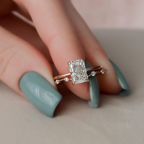 Keyzar Jewelry 💎 on Instagram: “Our #KeyzarHiddenCrownKamellie engagement ring with a 1 carat Radiant cut diamond center stone set with our chevron Penelope band 😍…” Hidden Halo Ring, Cute Engagement Rings, Detailed Engagement Ring, Radiant Engagement Rings, Minimalist Engagement Ring, Future Engagement Rings, Diamond Wedding Rings Sets, Zierlicher Ring, Bridal Engagement Rings