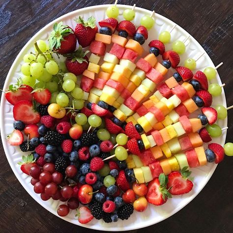 Rainbow Fruit Kabobs, Fruit Kabobs Kids, Fruit Kebabs, Fruit Platter Designs, Fest Mad, Gluten Free Kids, Fruit Skewers, Fruit Kabobs, Rainbow Fruit