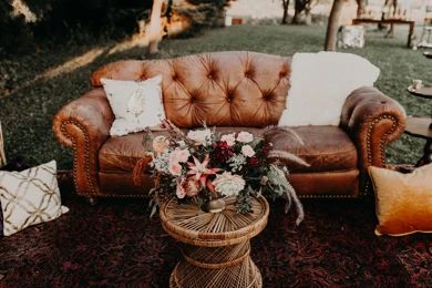 Weddingchicks Leather Sofa Wedding, Outdoor Wedding Lounge, Wedding Lounge Seating, Wedding Lounge Furniture, Balcony Lounge, Wedding Lounge Area, Upstate Wedding, Boho Chic Fall, Boho Lounge