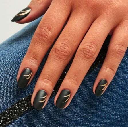 Nail Ideas At Home, Diy Nail Ideas, Nail Matte, Paintbox Nails, Jasmine Nails, Gold Gel Nails, Gel Polish Nail Designs, Black Gold Nails, Matte Nail Art