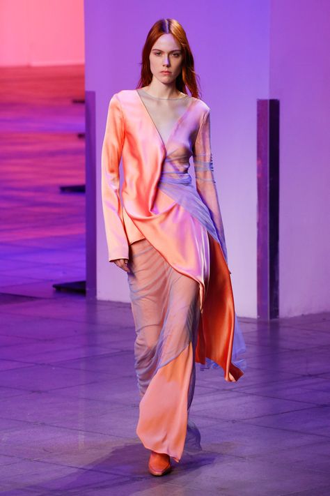 The complete Sies Marjan Fall 2018 Ready-to-Wear fashion show now on Vogue Runway. Vogue Fashion Trends, Sies Marjan, Mode Rose, Fall Runway, Fashion Week 2018, Ombre Fashion, Fashion Images, Fashion Weeks, Fashion Fall