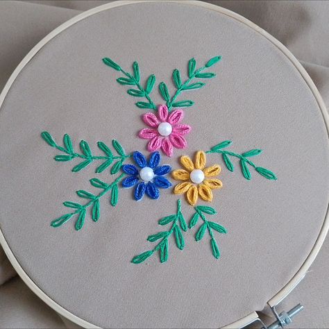 Petal stitch and lazy daisy stitch embroidery for beginners Embroidery Simple Stitches, Daisy Flower Hand Embroidery, Simple Design For Embroidery, Lazy Daisy Aari Design, Fabric Stitching Design, Lazy Daisy Design, Lazydaizy Embroidery, Embroidery Designs Lazy Daisy Embroidery Design, Easy Embroidery For Beginners Patterns