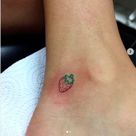 Strawberry Tattoos, Minimalistic Tattoo Ideas, Strawberry Tattoo, Minimalistic Tattoo, Petit Tattoo, Petite Tattoos, Cute Little Tattoos, Cute Small Tattoos, Discreet Tattoos