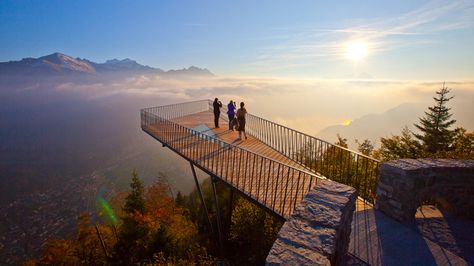 #sunset stunner from Interlaken's viewing platform in the #Swiss #alps .... we never get tired from these #beautiful #mountains Lake Landscaping, Green Tower, Kampar, Viewing Platform, Top Of The Mountain, Interlaken, Resort Villa, Switzerland Travel, Mountain Top