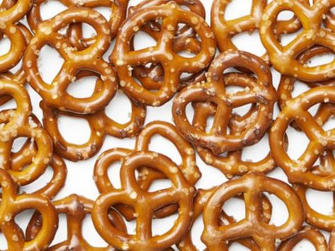 Can't choose between sweet or salty pretzel snacks? Thanks to these ideas from Food Network Magazine, you don't have to! Sweet And Salty Pretzels, Sweet Or Salty, Yogurt Pretzels, Christmas Party Snacks, Pretzel Snacks, Pretzel Treats, Snack Mixes, Pretzel Twists, Mini Pretzels