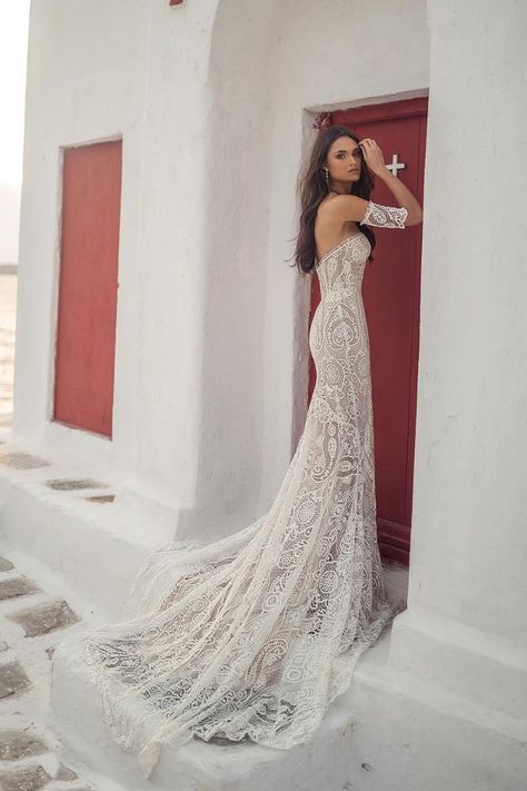 Stunning Embroidered Lace Strapless Sweetheart Sheath Wedding Dress / Bridal Gown with Detachable Short Sleeves and a Train. Collection "The Blue Lagoon" 2019 by Julie Vino Sweetheart Sheath Wedding Dress, Engagment Dress, Brides Gown, Bridal March, Train Collection, Vestidos Boho, Ugly Dresses, Sheath Wedding, Lace Strapless