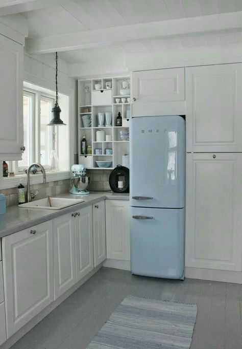 Red Appliances, Smeg Kitchen, Smeg Fridge, Beach House Kitchens, Interior Vintage, Cottage Kitchens, Blue Kitchens, Trendy Kitchen, Retro Home Decor