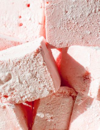 Reyka Vodka, Homemade Marshmallow Recipe, Flavored Marshmallows, Homemade Marshmallow, Marshmallow Treats, Pink Passion, Pink Inspiration, Recipes With Marshmallows, Homemade Marshmallows