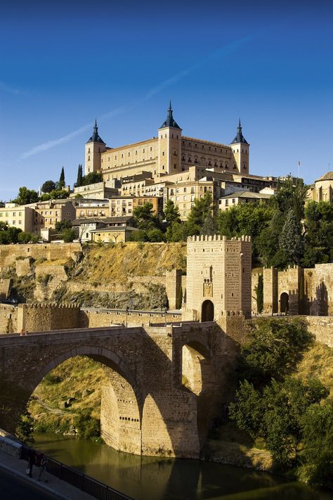 Vista de Toledo Alcazar Castle, Spain Toledo, Toledo Cathedral, Toledo Spain, Castle Mansion, Al Andalus, Europe Vacation, Beautiful Castles, Italy Photo