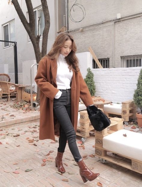 Brown Pointed Boots Outfit, Pointed Boots Outfit, Korean Autumn Outfit, Minimalist Chic Fashion, Outfit Botas, Outfit Elegantes, White Turtleneck, Coat Outfits, Fashion Korean