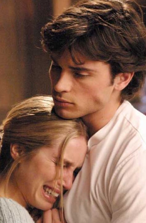 Clark And Alicia Smallville, Clark And Lois Smallville, Smallville Season 1, Lois Smallville, Reign Cast, Couples Stuff, Jimmy Olsen, Tom Welling, Knight In Shining Armor