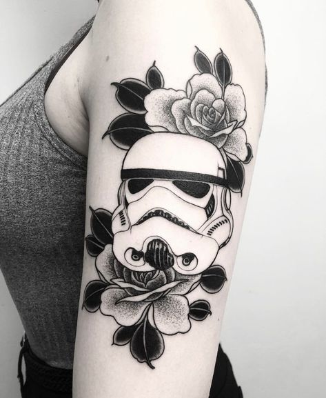 credit: @/ fran.ondo on ig Stormtrooper Tattoo, Star Wars Art Drawings, Lotr Tattoo, Learn To Tattoo, Stone Tattoo, Lily Flower Tattoos, Traditional Tattoo Inspiration, Iris Tattoo, Old School Tattoo Designs