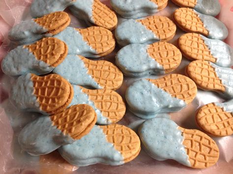 Elephant theme baby shower boy blue chocolate covered nutter butter cookies. Cute peanut shaped thought they would go good with the elephant theme. Elephant Treats, Nutterbutter Cookies, Baby Shower Boy Theme, Candy Bar Bautizo, Elephant Baby Shower Theme Boy, Baby Shower Snacks Boy, Baby Shower Desserts Boy, Chelsea Baby, Baby Shower Snacks