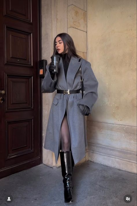 Leather Gloves Outfit Woman, Black Leather Gloves Outfit, Grey Coat Outfit Winter Classy, Winter Monochrome Outfit, Old Money Coat, Leather Gloves Outfit, Grey Coat Outfit, Old Money Summer Outfits, Old Money Summer