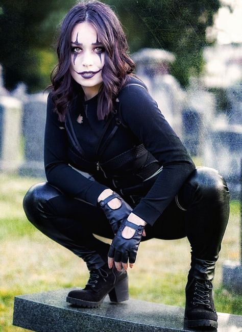 The Crow (Genderbent) The Crow Couples Costume, Female Horror Costumes, The Crow Halloween Costume Women, The Crow Costume Female, Womens Crow Costume, The Crow Makeup For Women, Female Crow Costume, The Crow Makeup, The Crow Cosplay Female