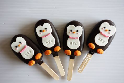 Penguin cakesicles by @serenesskitchen Penguin Cakesicles, Chocolate Covered Cake Pops, Chocolate Covered Cake, Popsicles Cake, Ice Cream Cake Pops, Chinese New Year Cookies, Chocolate Lollies, Christmas Cake Pops, Birthday Cake Pops