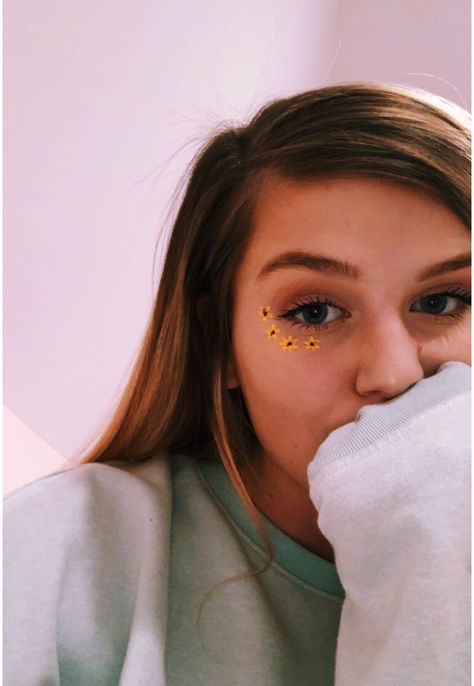 @910lilyy🍂 Sunflower Makeup, Leg Painting, Skin Paint, Flower Makeup, Face Art Makeup, Hair Streaks, Artsy Pictures, Grunge Nails, Foto Tips