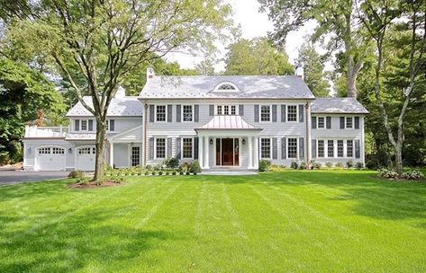 American Colonial Architecture, Australian Hamptons Style, Hamptons Style Homes, Georgian Style Homes, White Siding, Farmhouse Trends, Colonial Exterior, Shingle Siding, Colonial Style Homes