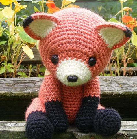 Amigurumi renard Crochet Geek, Amigurumi Fox, Yarn Projects, Crochet Gifts, Crochet Dolls, Amigurumi Doll, Stuffed Animal Patterns, Crochet Animals, Stuffed Toys Patterns