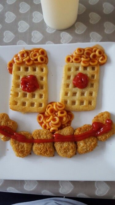 Happy food #chicken #Nuggets #Waffles #Spaghetti #Hoops #Heinz #Tomatoe #Sauce Spaghetti Hoops, Weird Snacks, British Dishes, Happy Foods, Dinners For Kids, Unhealthy Food, British Food, Food Art, Spaghetti