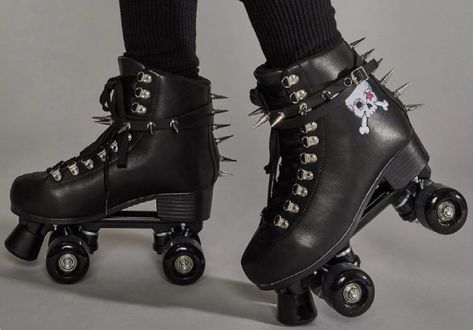 Emo Roller Skates, Goth Roller Skates, Black Roller Skates, Black Heels Prom, Girls Roller Skates, Retro Roller Skates, Roller Skate Shoes, Roller Shoes, Alt Clothes