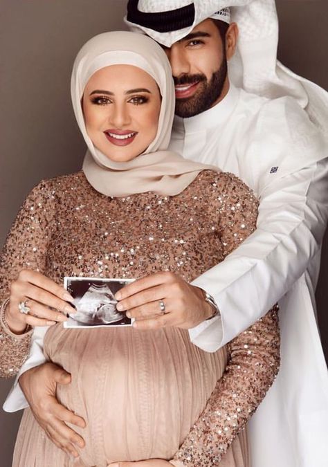 Maternity Photoshoot Outfits, Couple Pregnancy Photoshoot, Muslim Couple Photography, Hijab Bride, Maternity Photography Poses, Cute Muslim Couples, Pregnant Couple, Maternity Poses, Wedding Hijab