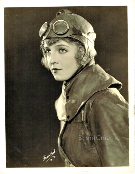 Chloe inspiration. Drowsy Chaperone, Black And White Movie, Female Pilot, Vintage Airplanes, Silent Movie, B Movie, Movie Costumes, Fly Girl, Old Hollywood Glamour